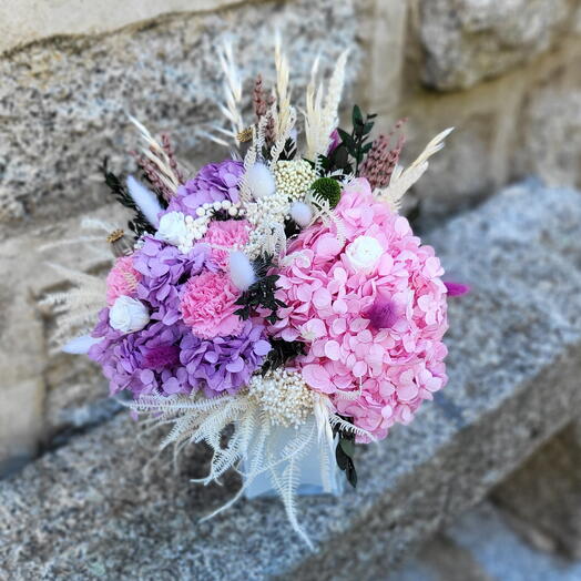 Ramo con hortensias preservadas en tonos rosados