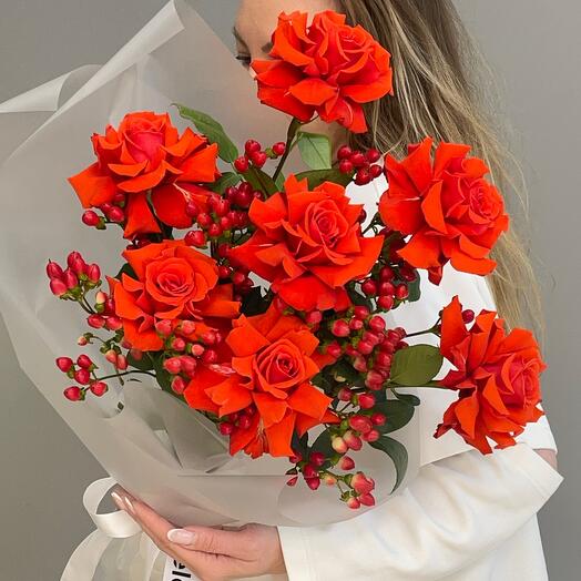 FERRARY RED притягательный букет с французскими розами и гиперикумом