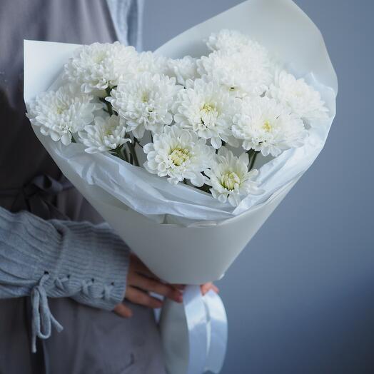 Bouquet of snow-white chrysanthemums