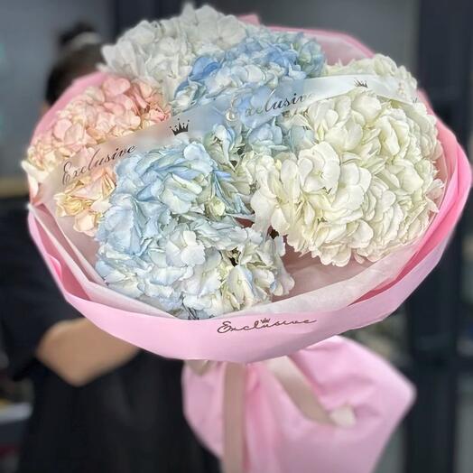 Объемный букет из королевских гортензий