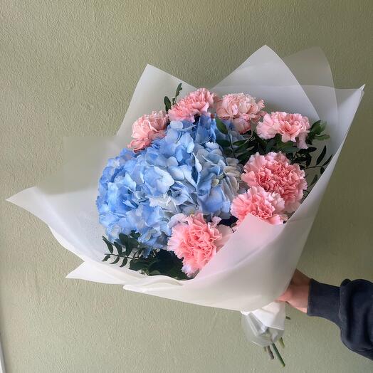 Букет из гортензии и диантусов