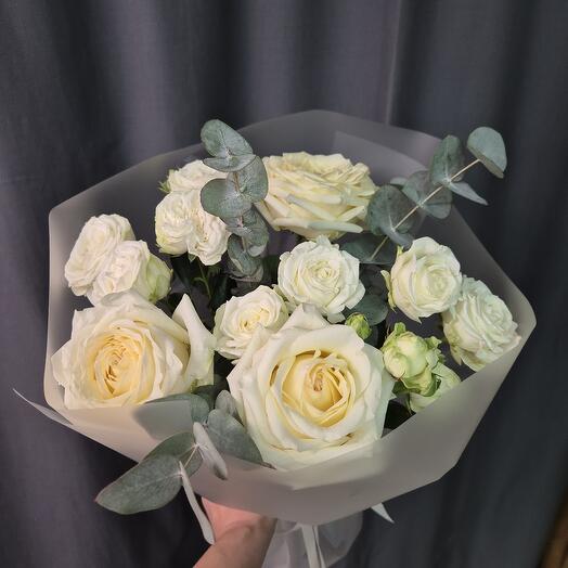 Ramo de rosas blancas con eucalipto