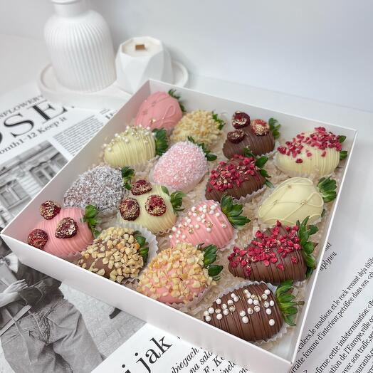 Клубничка в разном шоколаде(16-20🍓)+подарок от Vivienne Sabo- румяна MACARON