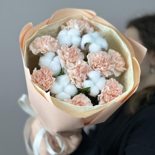 Bouquet of cream dianthus and cotton