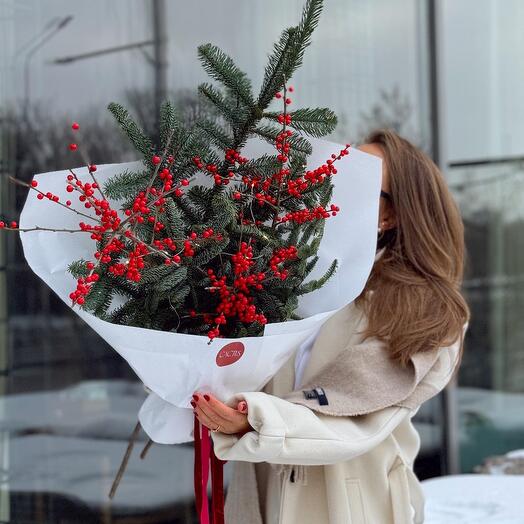 Идеальный хвойный банч с илексом и гирляндой