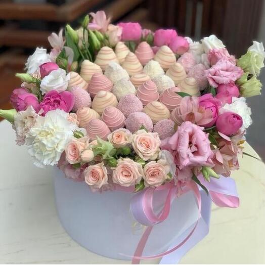 Клубника с цветами