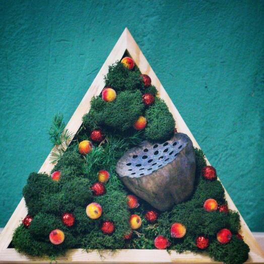 Новогоднее панно из мха треугольник 00303