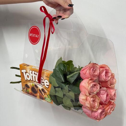 Сумочка из 9 роз с Toffifee