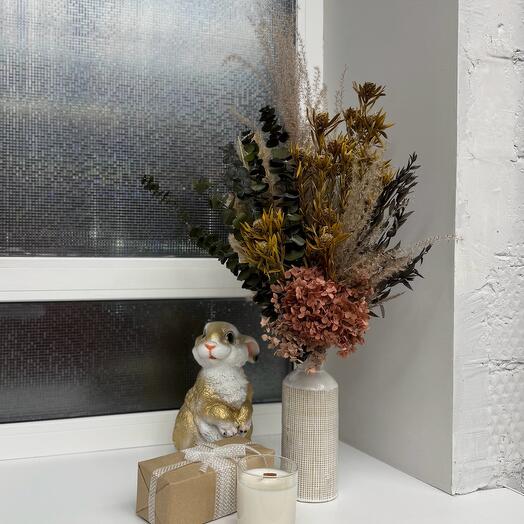 Букет из сухоцветов с гортензией в вазе