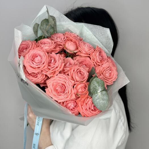 «Coquet Coral» Букет из коралловых кустовых роз с эвкалиптом