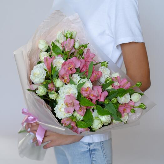 Bouquet of bush roses and alstroemeria