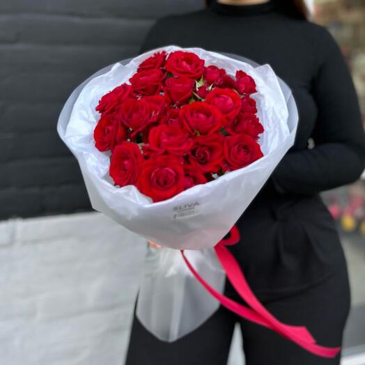 Букет из красных кустовых роз