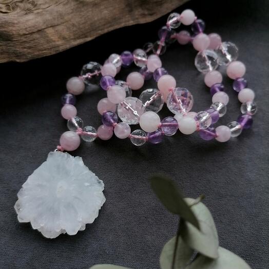 Длинное колье из аметиста и кварцев