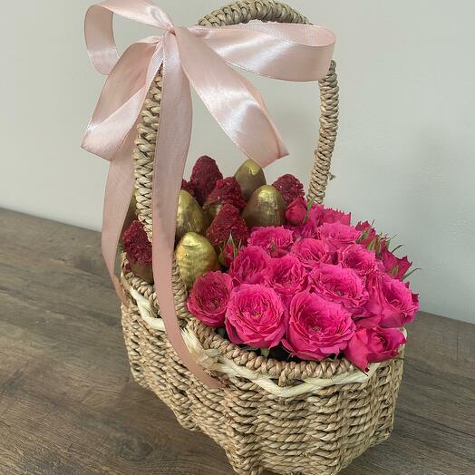 Корзина с цветами и клубникой