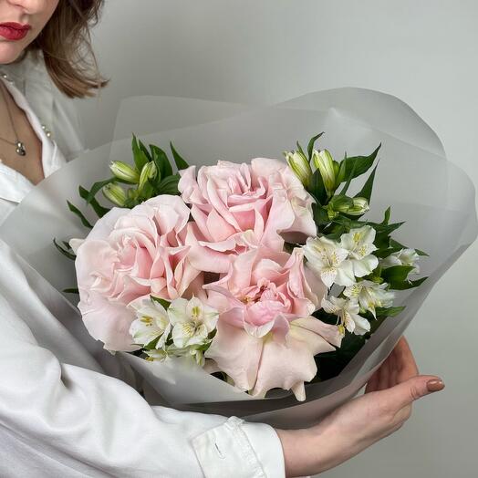 Delicado ramo con rosa francesa rosa Mondial y alstroemeria