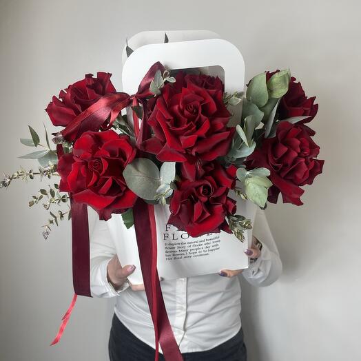 Flores en una Caja de "7 rosas francesas con eucalipto"