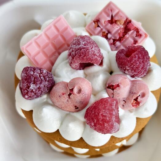Bento honey cake with cherry filling