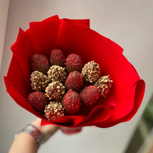 Яркий букет из клубники в шоколаде