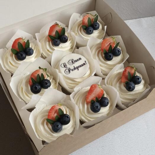 Капкейки с ягодами на день рождения