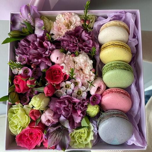 Коробка с цветами и пирожными макарунс