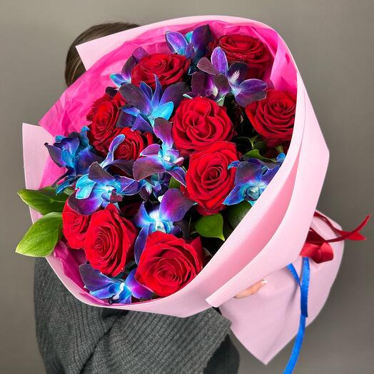 Букетиз красных роз и орхидеи Космос