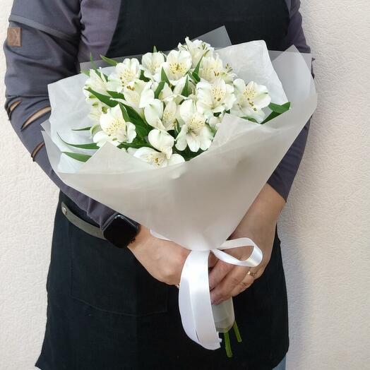 Белые альстромерии