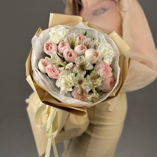 Букет в бежевых оттенках; пионовидные розы, альстромерии, гвоздика