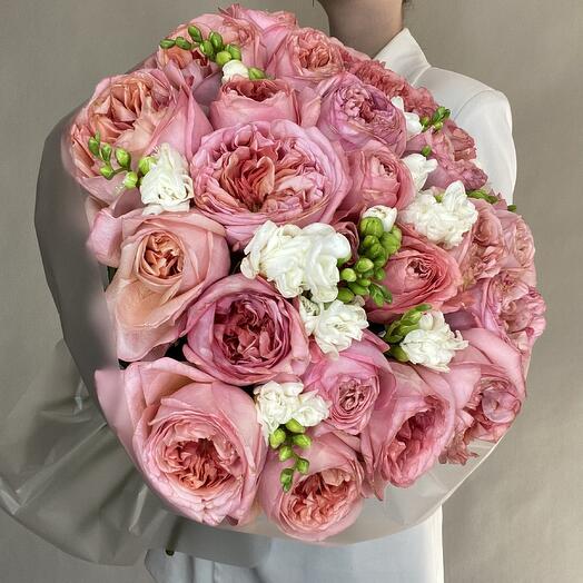 Rosas peonías y fresias