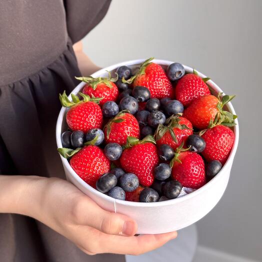 Round 16cm box with strawberries and blueberries