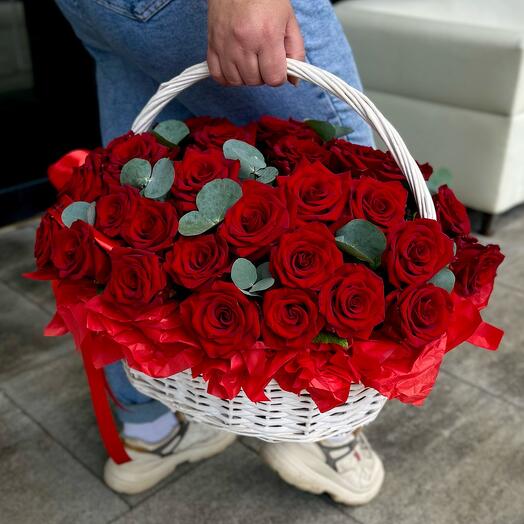 Корзина с цветами розы 45 шт