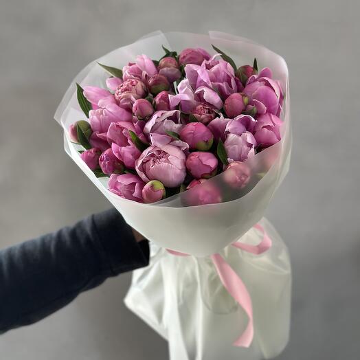 29 малиновых пионов
