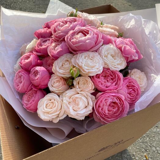 Duo bouquet of bushy Peony-shaped roses