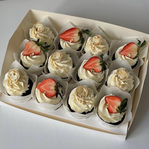 Капкейки 12 шт с клубникой