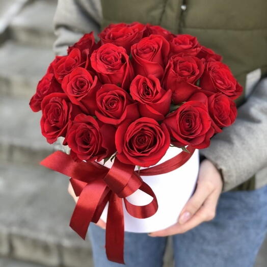 25 роз в шляпной коробке