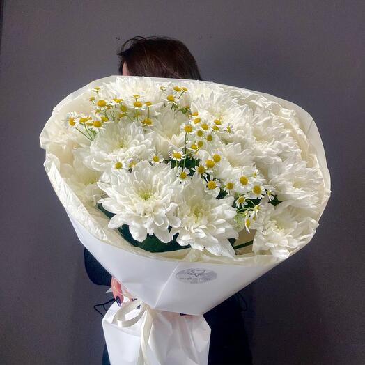 Букет-комплимент из хризантемы и ромашки