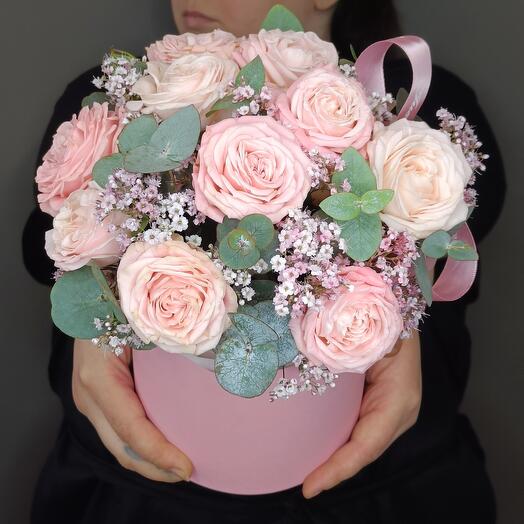 Rosas arbustivas Bombastic, gypsophila, eucalipto