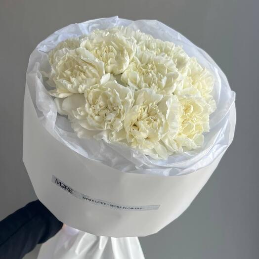 Bouquet of white dianthuses