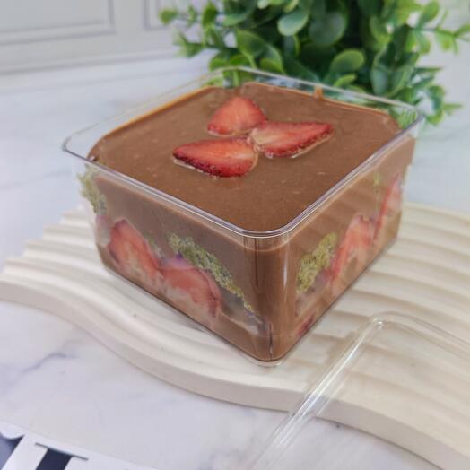 Клубника и дубайская начинка в шоколаде