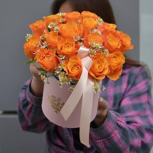 Композиция из 19 оранжевых роз с ромашками