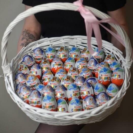 Корзина из 101 киндер сюрприза