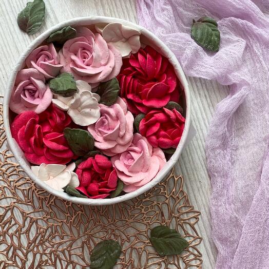 Small hatbox with marshmallow flowers