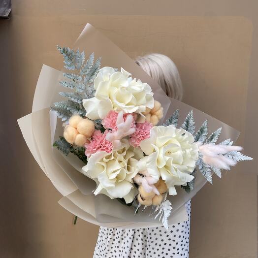 Сборный букет с французскими розами, хлопком и папоротником «Чай с кусочком апельсина»