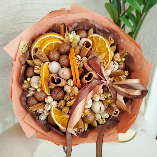 Вкусный ореховый букет с корицей, апельсинками и бантом (S)