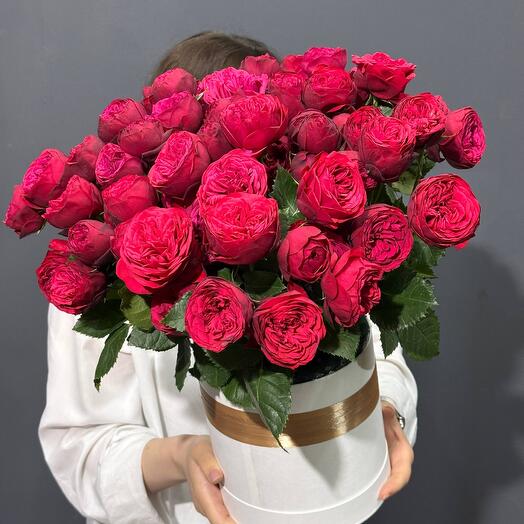 Кустовые розы в коробке 35 штук