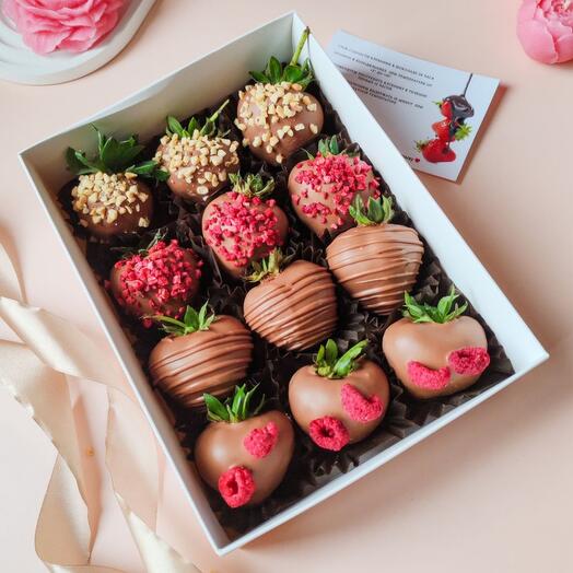 Клубника в шоколаде 12 - 16 шт с малиной и арахисом