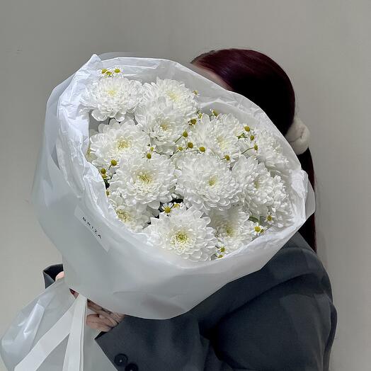 Букет из хризантемы Алтай и матрикарии (ромашки)