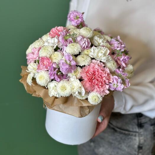 Коробочка комплимент с хризантемой ньютон ,кустовой маттиолой и гвоздиками