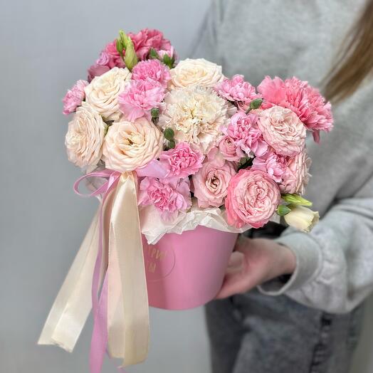 Нежная коробочка с пионовидными кустовыми розами ,диантусами с эустомой