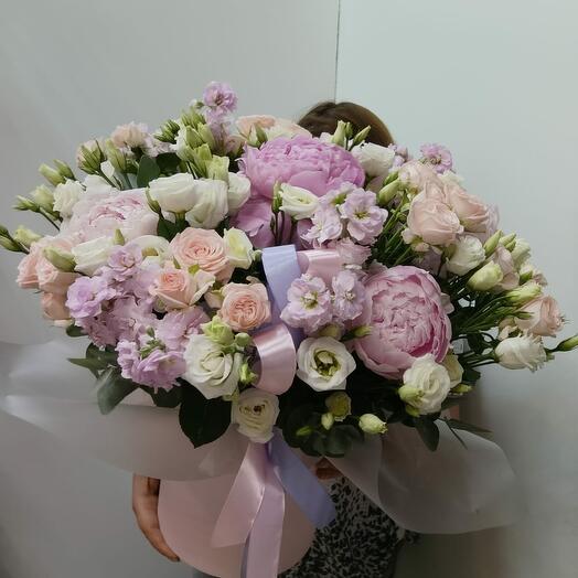 Композиция в шляпной коробочке пион, эустома, роза, кустовая, маттиола