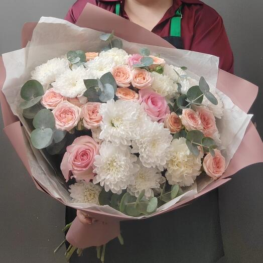 Букет "Нежные чувства" с розами, хризантемой и эвкалиптом